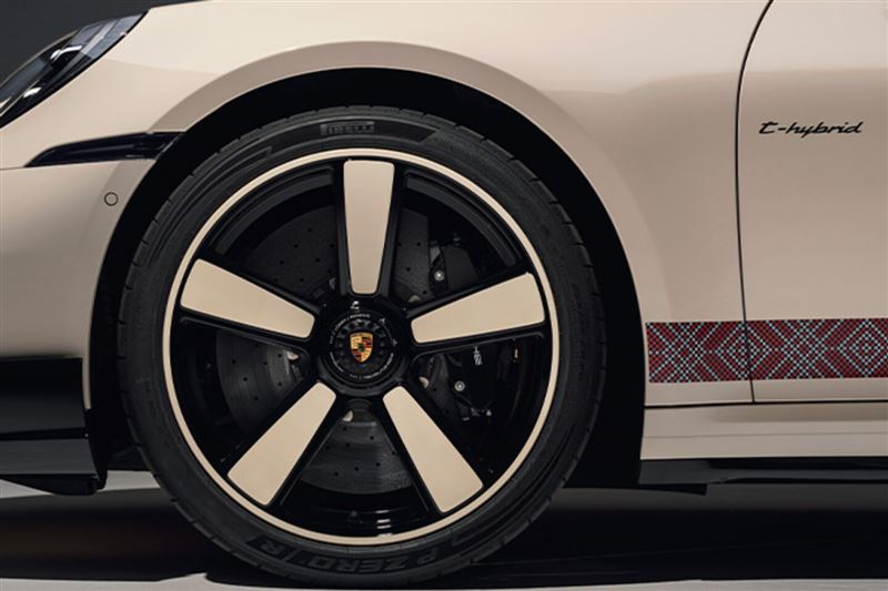 外觀採用奶油白車色，搭配亮黑色Sport Design套件與雙色輪圈。（圖／翻攝Porsche網站）