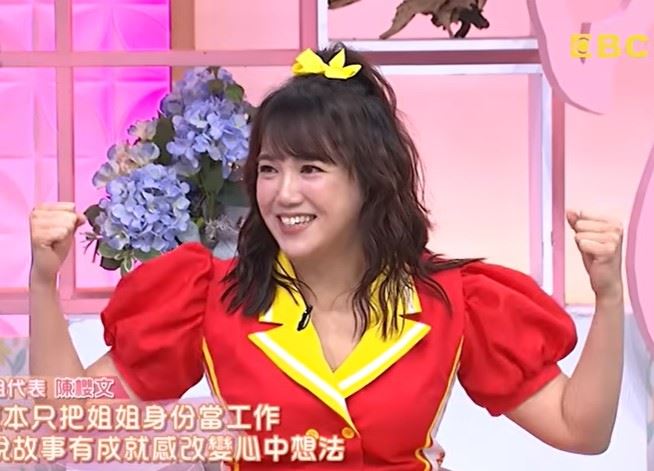 近日布丁姐姐登上小姐不熙娣 ,睽違 13 年再次穿上姐姐服裝,一開場立刻切換兒童台模式,熱情揮手。(圖/翻攝自小姐不熙娣YT)