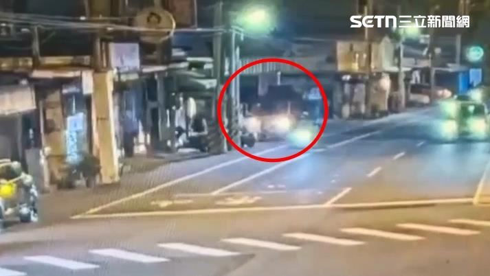 火鍋店打烊疑遭毒駕衝撞，老闆娘父女雙亡，撞擊瞬間曝光。（圖／翻攝畫面）