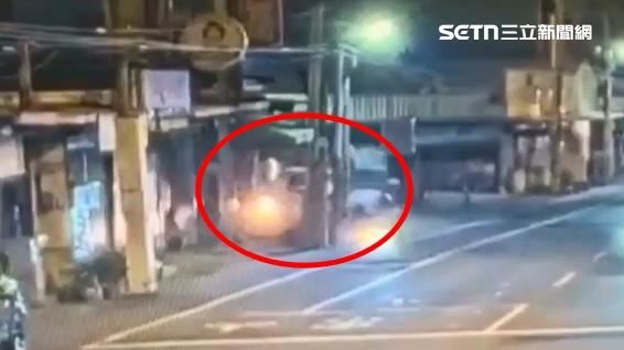 火鍋店打烊疑遭毒駕衝撞，老闆娘父女雙亡，撞擊瞬間曝光。（圖／翻攝畫面）