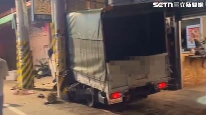 小貨車駕駛疑似毒駕失控衝向路邊火鍋店，整輛車卡在店家騎樓及電線桿中間。（圖／民眾提供）