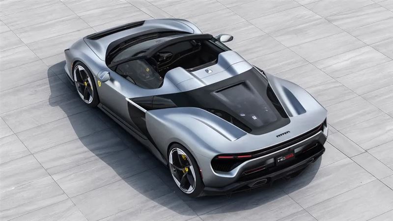 最大特色是橫跨車身中央的黑色雙腔式結構。(圖/翻攝Ferrari網站)