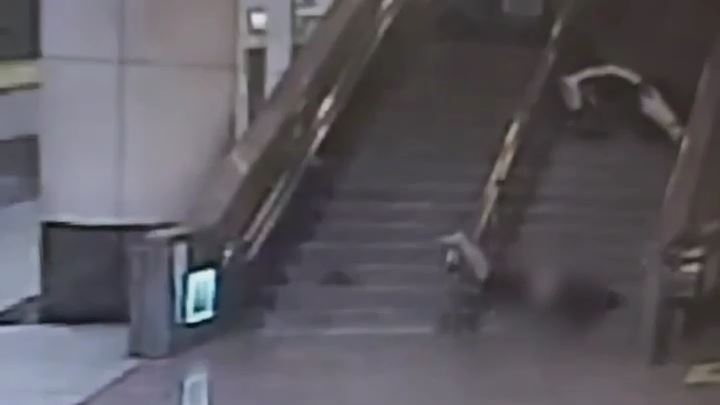 陳姓男子闖進站內,直接騎車從手扶梯摔落B1。(圖/翻攝畫面)