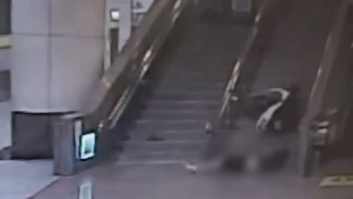 陳姓男子闖進站內,直接騎車從手扶梯摔落B1。(圖/翻攝畫面)