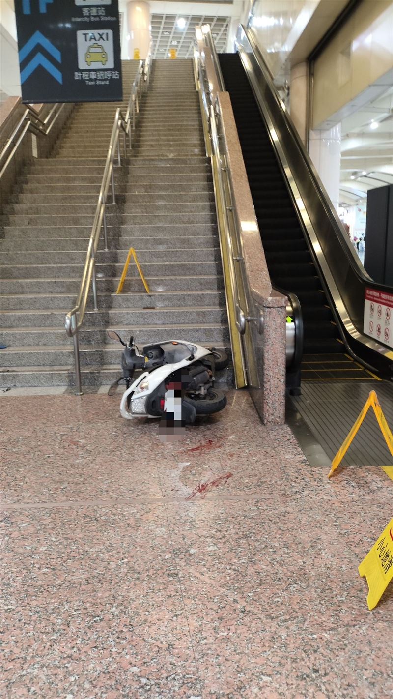 陳姓男子闖進站內,直接騎車從手扶梯摔落B1。(圖/翻攝畫面)