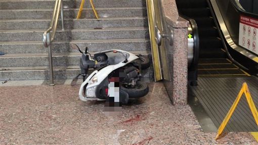 狂男騎車闖板橋車站　機車直墜B1畫面曝光