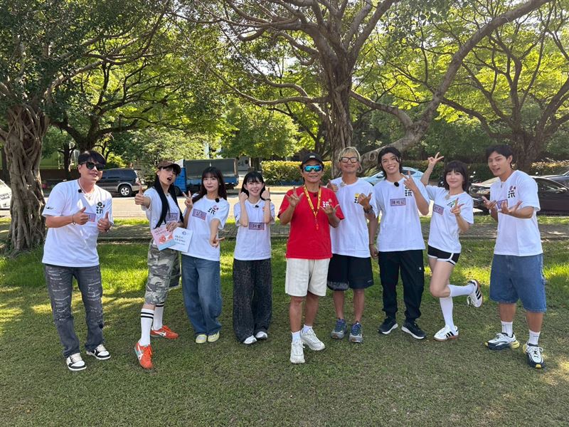 李易(左起)、郭源元、瑟七、阿樂、吳宗憲、林柏昇(KID)、陳峻廷、壯壯、各務孝太出外景。(圖/《綜藝玩很大》提供)