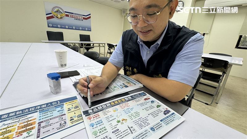 台中市刑大毒品查緝中心專員吳豈森說明毒品類型影響與執法程序。(圖/記者王乙徹攝影)