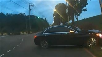 賓士男女橫停路中睡死　警聞異味搜海量毒