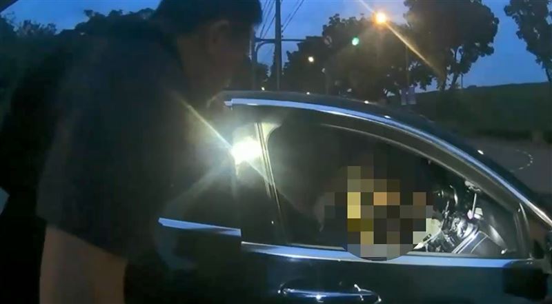 警方準備盤查。(圖/翻攝畫面)
