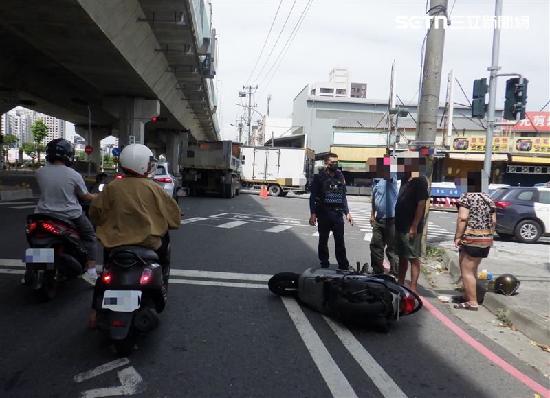 生死一瞬間,女騎士若是往左倒、被捲入車輪底下,恐怕又是另一起憾事。(圖/翻攝畫面)