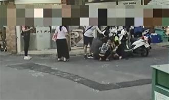 男路倒街頭命危！警車開道成功搶救回一命