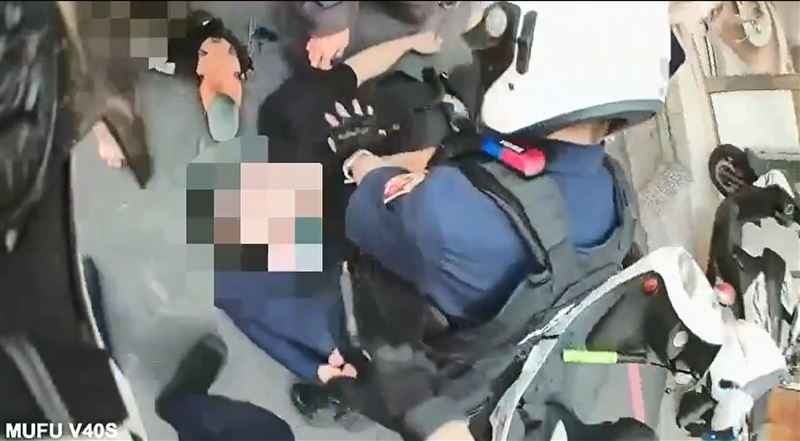 執勤警對路倒男CPR過程。(圖/翻攝畫面)