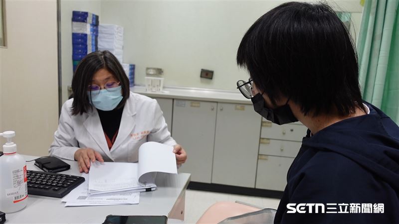 羽桂過去一直在中部接受手術治療，但反覆「切了又長、長了再切」的過程，讓她逐漸意識到，自己的人生似乎陷入無止盡的開刀輪迴。她坦言，光靠手術終究不是辦法，也不可能每次都能順利把腫瘤完全處理乾淨。後來在長庚顱顏中心主治醫師盧亭辰的介紹下，她才得知目前已有可控制腫瘤生長的口服標靶藥物，因此決定北上求診，希望能替自己的病情找到另一種可能。（圖／記者張雅筑攝）