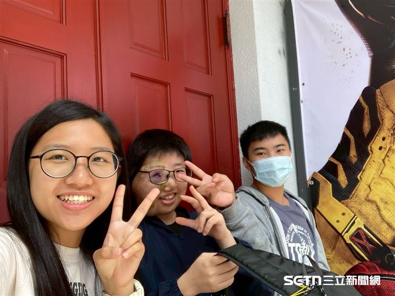 羽桂和其他同儕相處時，總是能很自然地打成一片，聊天、開玩笑時的模樣，就和一般21歲女孩沒有兩樣。她坦言，其實在交朋友這件事上，自己往往得先主動跨出第一步，因為有些人一開始可能會因為外表而感到陌生或不知所措。「但只要真的開始相處，其實大家就會知道，我也只是普通人而已。」羽桂笑著說。她相信，真正願意認識你的人，最後看到的，不會只是外貌，而是你的個性、相處起來的感覺，以及那份真誠。（圖／羅慧夫顱顏基金會授權提供）
