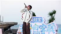 王鶴棣遭集體調侃　深夜怒發聲：我不舒服