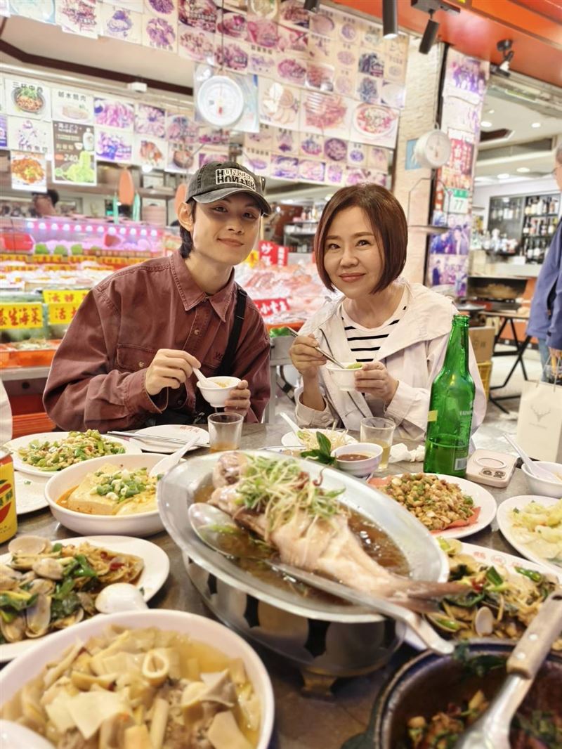 于美人招待東東。(圖/三立提供)