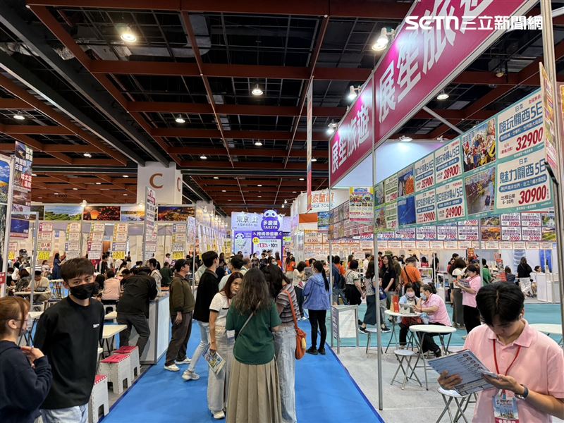 台北旅展人潮截至中午前已吸引2.4萬人湧入會場。(圖/記者李育道攝影)