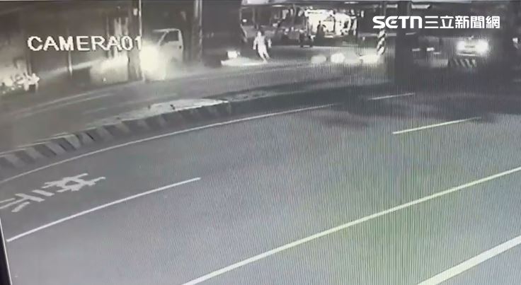 當時火鍋店老闆站在邊緣,躲過一劫,急得衝上前查看狀況。(圖/翻攝畫面)