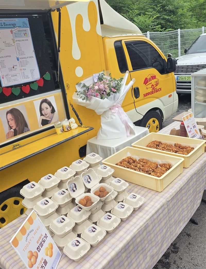 朴敏英開心感謝台港粉絲的應援咖啡車並拍下認證。(圖/翻攝自IG @rachel_mypark)
