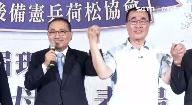 李四川出席新北市後備憲兵荷松協會理事長交接典禮，和新北市長侯友宜一起牽手喊凍蒜（圖／翻攝畫面）