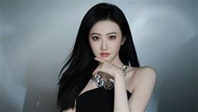 中國女星景甜近日再度捲入風波，遭爆與富豪男友牽涉「代孕疑雲」，甚至傳出涉及高額金錢糾紛。（圖／翻攝自景甜微博）