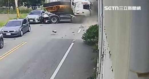 彰化市發生驚悚車禍，砂石車失控衝撞路邊工廠，機車騎士差點被捲進車底。（圖／翻攝畫面）