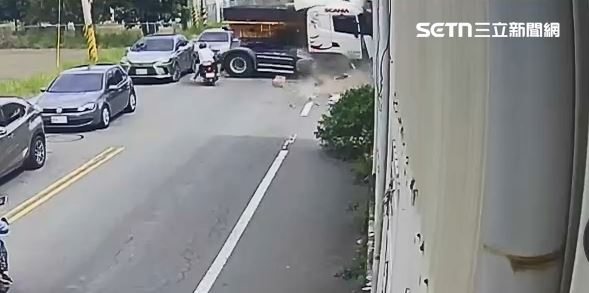 彰化市發生驚悚車禍，砂石車失控衝撞路邊工廠，機車騎士差點被捲進車底。（圖／翻攝畫面）