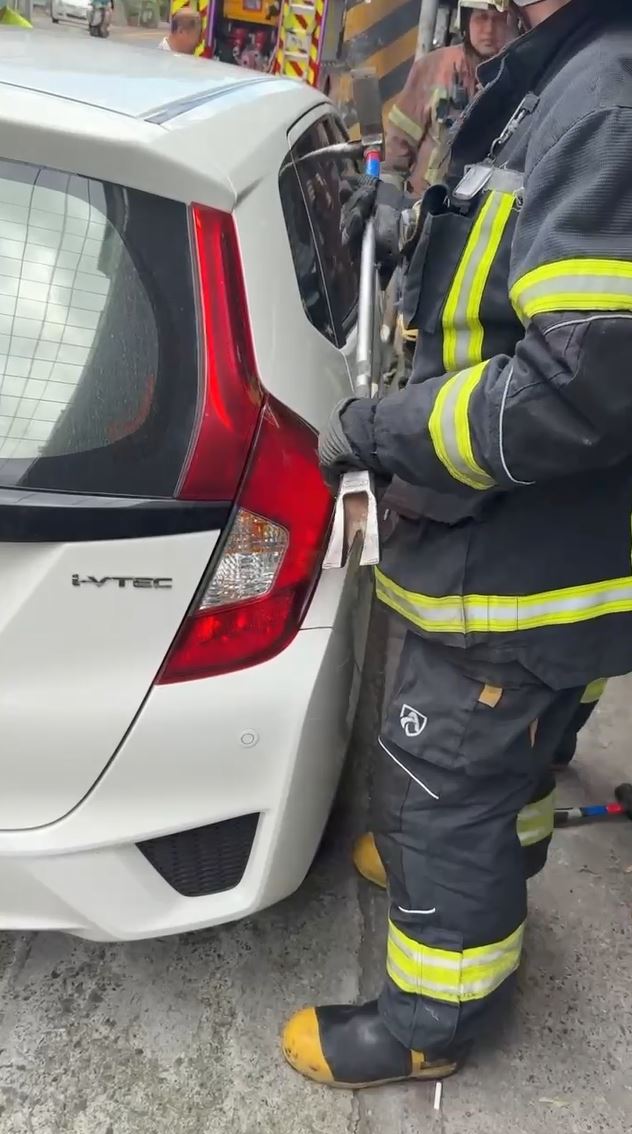 消防隊準備破壞車窗。（圖／翻攝畫面）