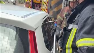1歲半女童反鎖受困車內！警消到場急救援