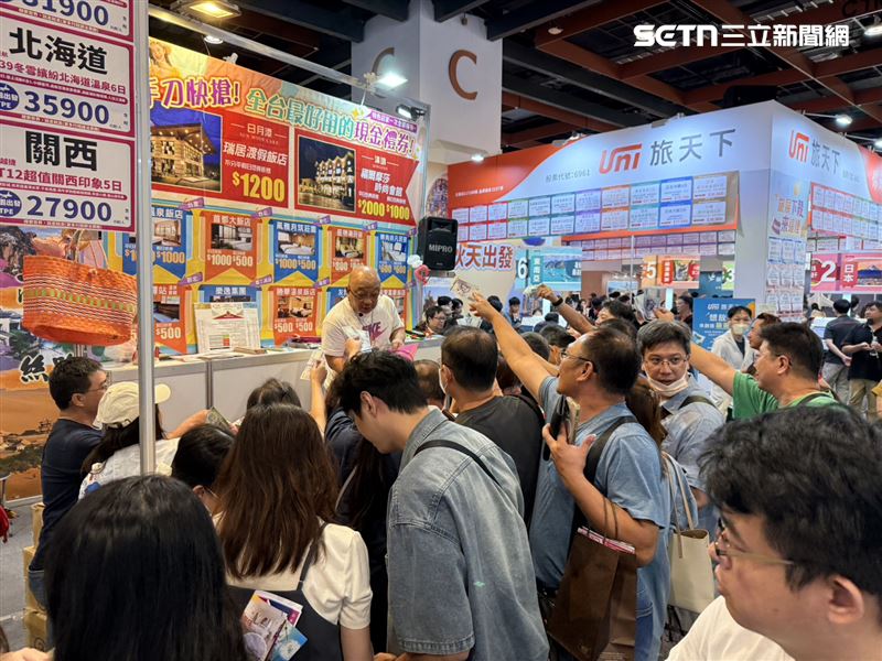 民眾只對便宜的住宿券、餐券有興趣。（圖／記者李育道攝影）