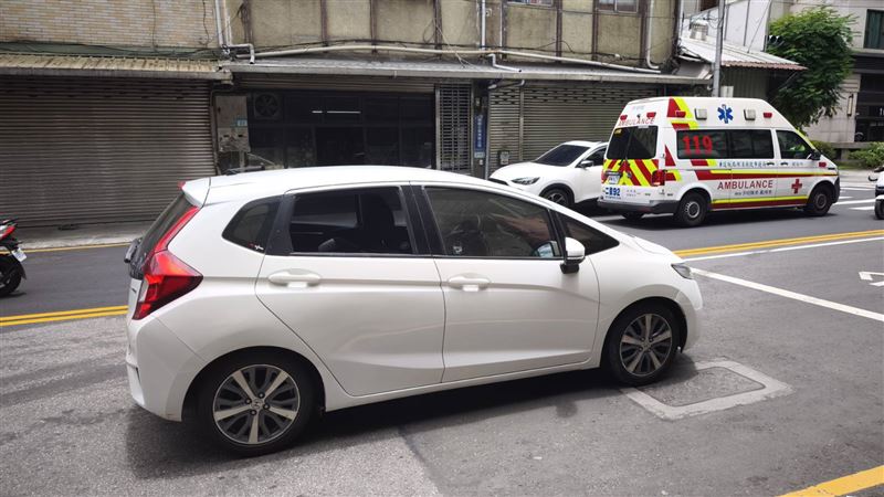 女童救出送醫後，家屬將車駛離現場。（圖／記者莊淇鈞攝影）
