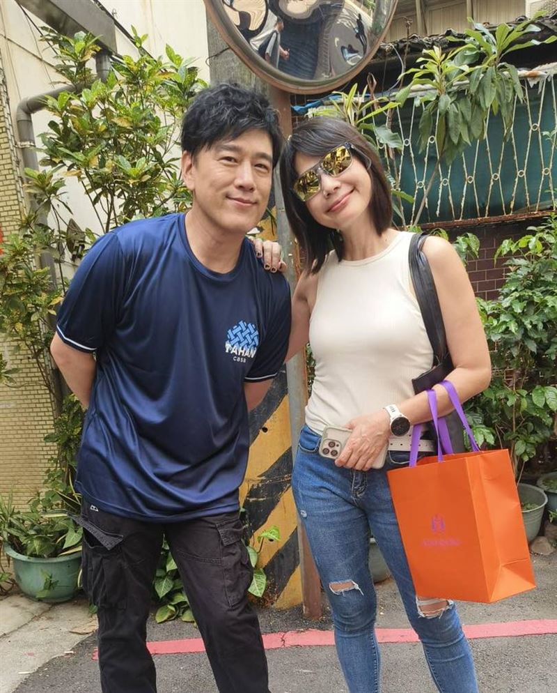 王耀慶（左）同框丁寧。（圖／翻攝自丁寧臉書）