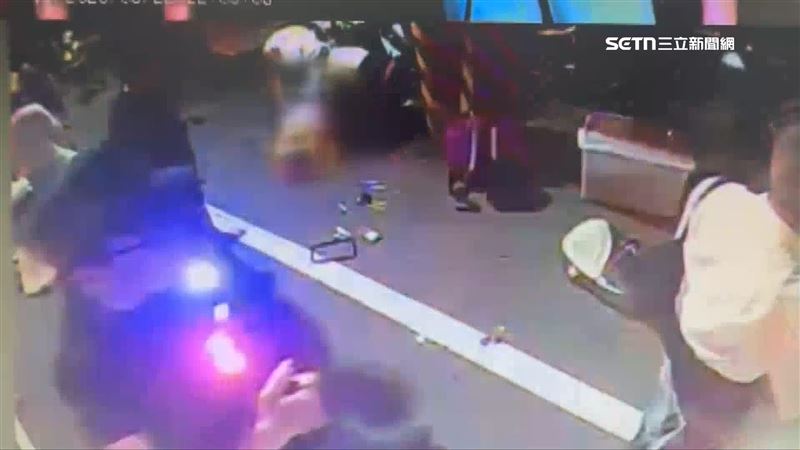 其中父親與大女兒傷勢過重，當場失去生命跡象