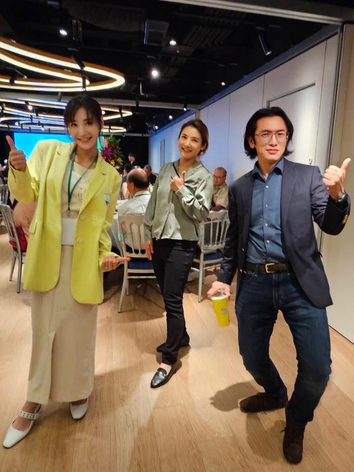 徐千京的哥哥、姊姊都是醫生,三兄妹罕見同框,一家都是帥哥美女。(圖/翻攝自臉書)