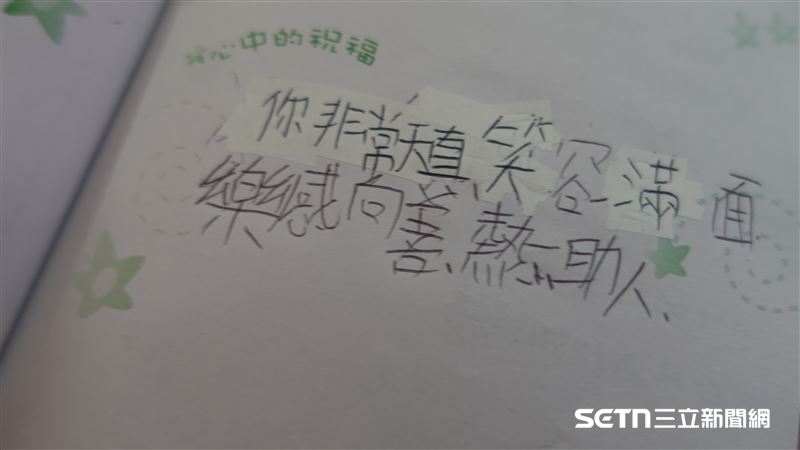 以前同學在畢冊留言板上讚美羽桂是非常善良且熱心的人，也非常喜歡她總是笑容滿面的樣子，字字句句讓人動容。（圖／記者張雅筑攝）