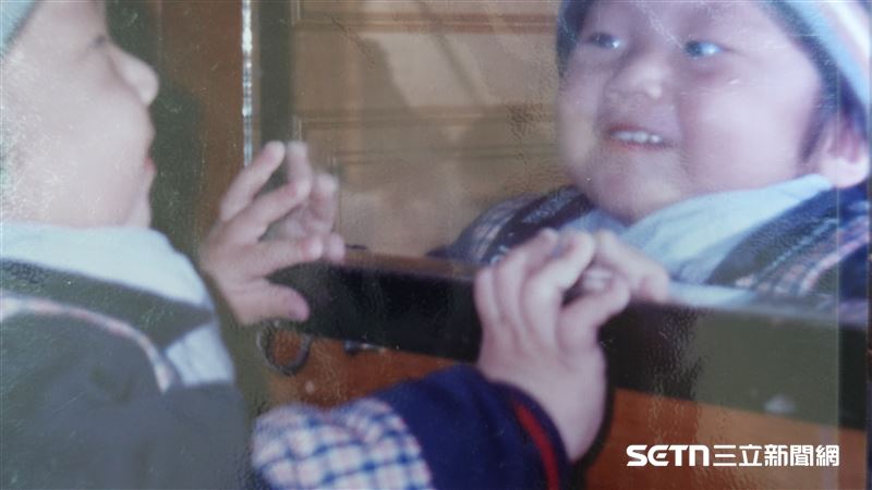 談及父母，羽桂說，自己從未埋怨過他們，反而很感謝爸爸、媽媽把她生下來，從小也無畏他人眼光，總是帶著他到處出去玩，她笑笑地說：「把我生下來，又把我照顧得那麼好，讓我快快樂樂地長大。對我非常好，還買遊戲機給我玩，哈哈哈哈。」（圖／記者張雅筑翻攝）