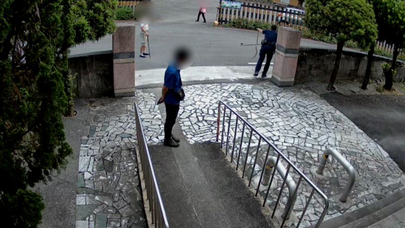 員警將錦蛇移出室外放生。（圖／翻攝畫面）