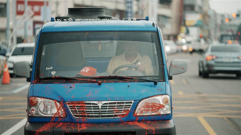 張翰主演公視學生劇展《擱淺》,片中開著被噴滿紅漆的發財車到處跑。(圖/公視提供)
