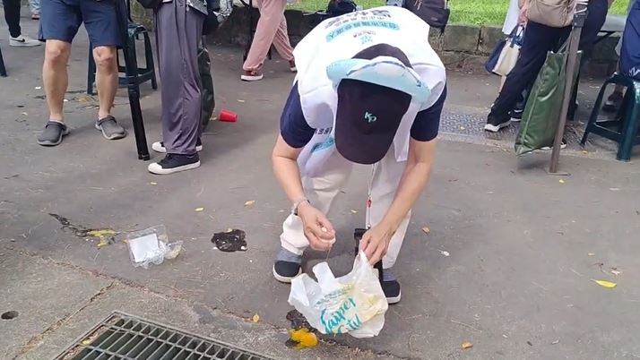 民眾黨前主席柯文哲遭吃屎哥丟雞蛋，吃屎哥隨後被帶往派出所（圖／翻攝畫面）