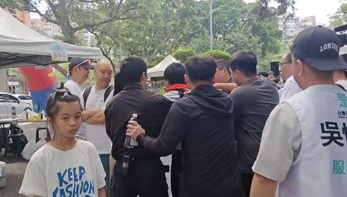民眾黨前黨主席柯文哲遭吃屎哥丟雞蛋，吃屎哥隨後被帶往派出所（圖／翻攝畫面）