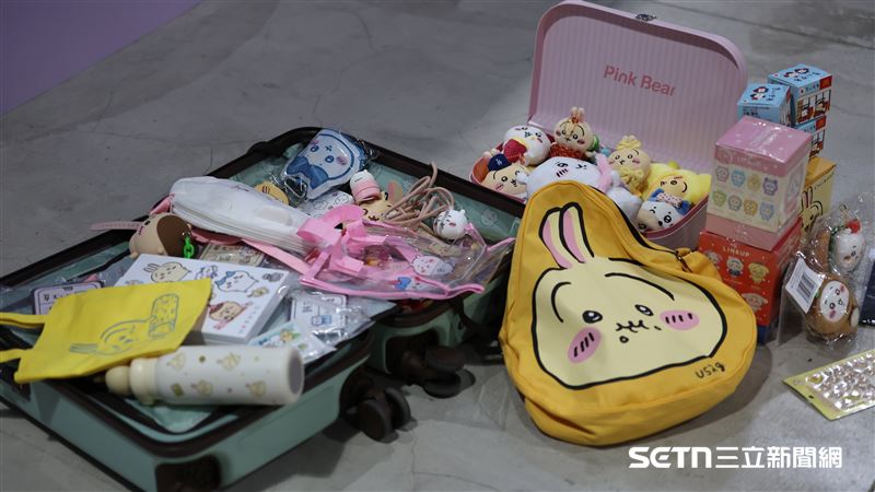 PS女孩韓籍成員邊荷律的登機箱裝滿吉伊卡哇週邊商品。(圖/記者劉彥池攝影)