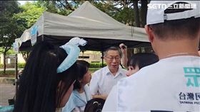 民眾黨前黨主席柯文哲遭吃屎哥丟雞蛋，吃屎哥隨後被帶往派出所（圖／翻攝畫面）