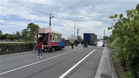 江翁從炮車墜落路面遭後方載神轎的大卡車輾斃。（圖／翻攝畫面）