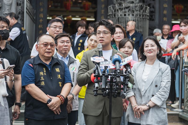 民進黨台北市長參選人沈伯洋赴關渡宮參香祈福（圖／沈伯洋辦公室提供）