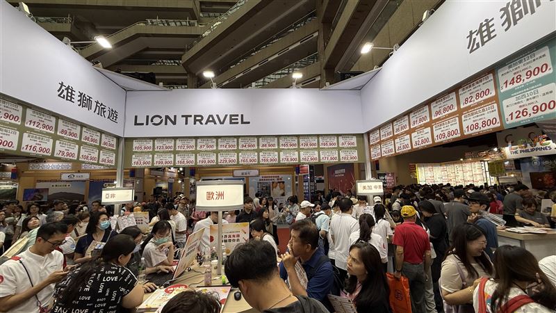 雄獅觀察,旅展第二日適逢週末,中午過後人潮明顯湧現,也直接反映在訂單表現上。(圖/業者提供)