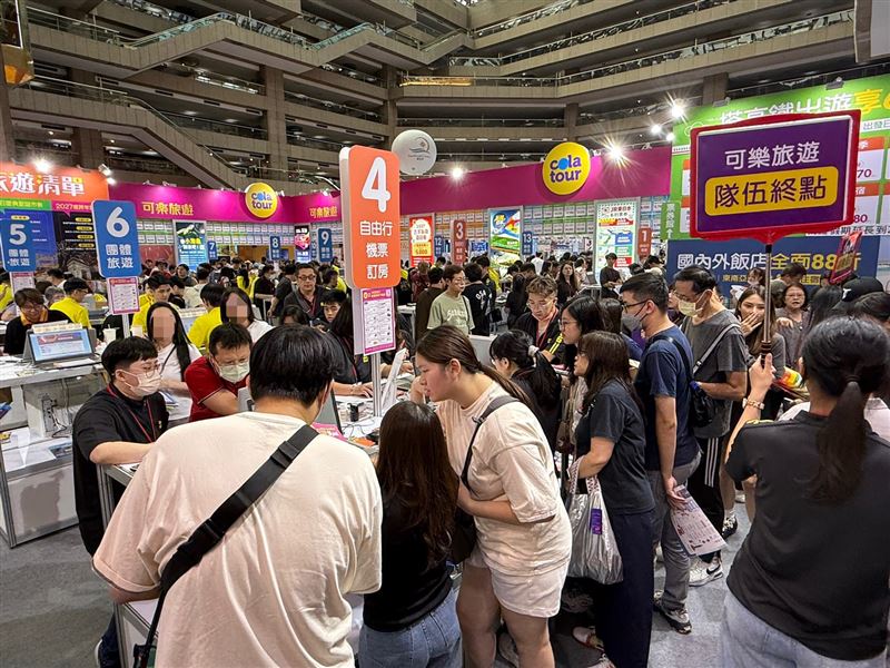 可樂旅遊則指出,旅展首個假日買氣、人氣同步攀升,現場更迎來多組百萬刷手,其中以過年檔期歐洲商品及黃刀鎮極光團最受歡迎。(圖/業者提供)