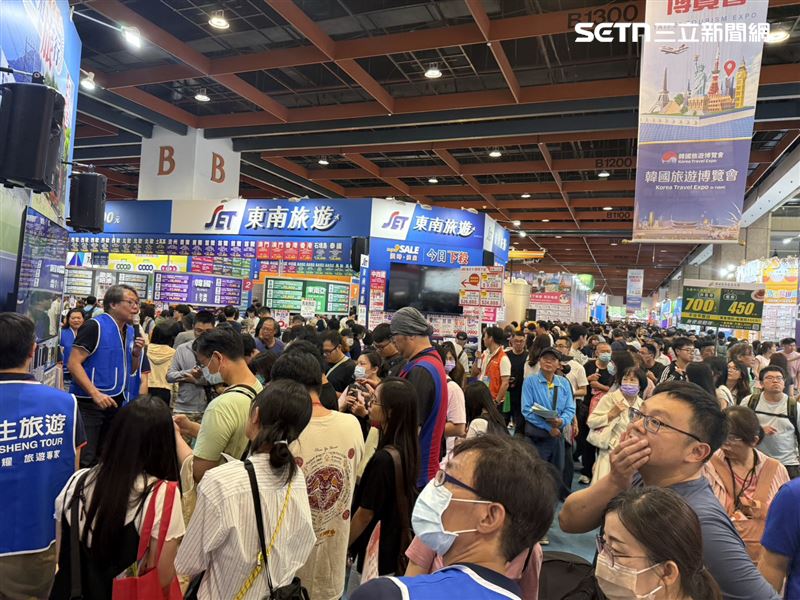 台北旅展迎來首個週末,人潮、買氣同步爆發,旅行社業者直呼「刷手全出籠」。(圖/記者李育道攝影)