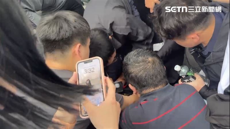 民眾黨前黨主席柯文哲遭吃屎哥丟雞蛋，吃屎哥隨後被帶往派出所（圖／翻攝畫面）