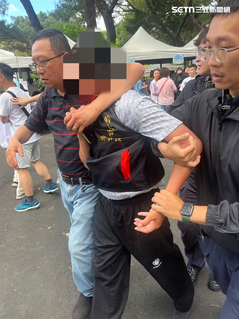 民眾黨前黨主席柯文哲遭吃屎哥丟雞蛋，吃屎哥隨後被帶往派出所（圖／翻攝畫面）